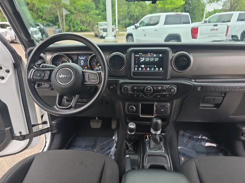 Used 2022 Jeep Wrangler Sport AWD/4WD image 16