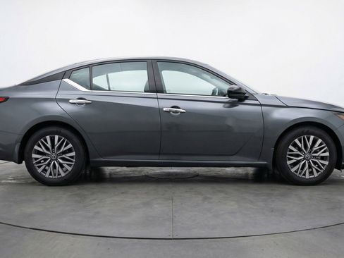 Used 2025 Nissan Altima 2.5 SV FWD image 11