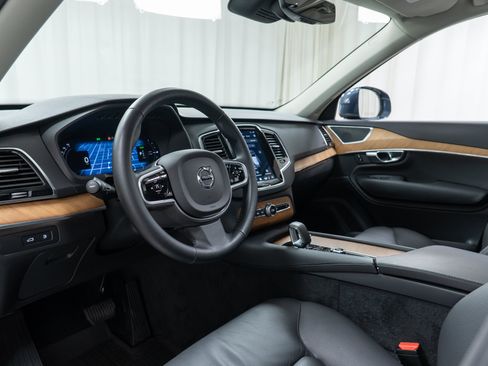 Certified 2025 Volvo XC90 T8 Plus w/ Protection Package Premier AWD/4WD image 12