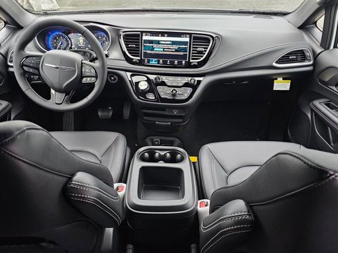 New 2026 Chrysler Pacifica Select image 15