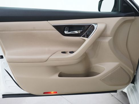 Used 2013 Nissan Altima 2.5 SL w/ Technology Pkg image 19