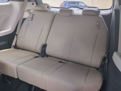 Used 2021 Toyota Sienna XLE FWD image 16
