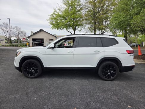 Used 2024 Volkswagen Atlas SE w/ Panoramic Sunroof Package image 8