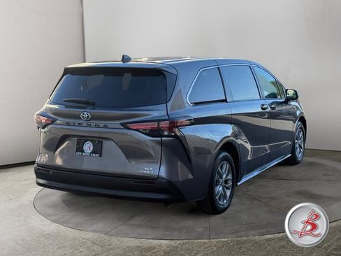 Used 2022 Toyota Sienna XLE FWD image 7
