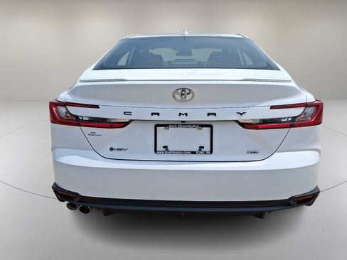 Used 2025 Toyota Camry SE FWD image 9