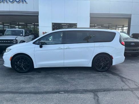 Used 2025 Chrysler Pacifica Limited FWD image 3
