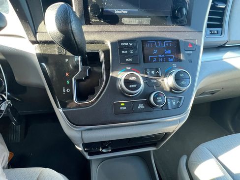 Used 2015 Toyota Sienna LE image 17