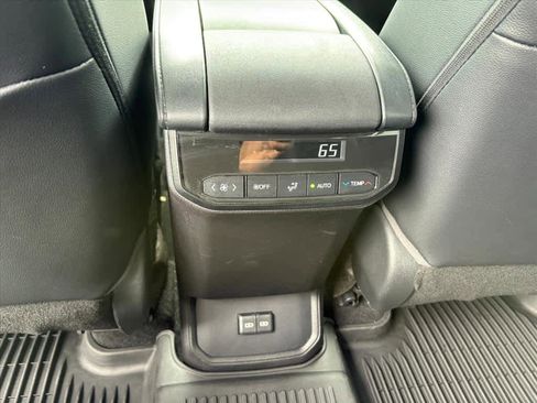 Used 2023 Toyota Highlander XLE FWD image 10