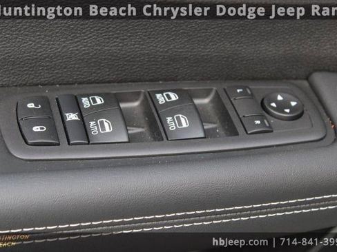 Used 2026 Chrysler Pacifica Select image 12