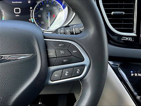 Used 2024 Chrysler Pacifica Touring-L FWD image 15