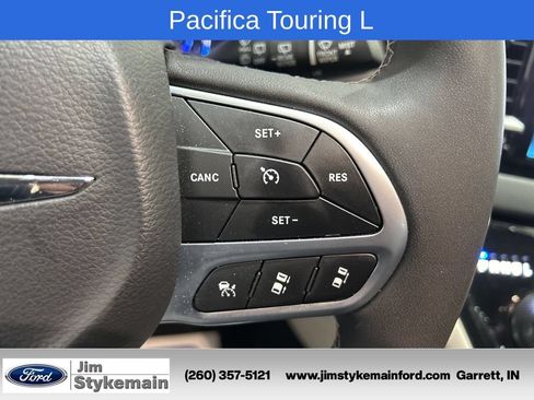 Used 2024 Chrysler Pacifica Touring-L FWD image 24