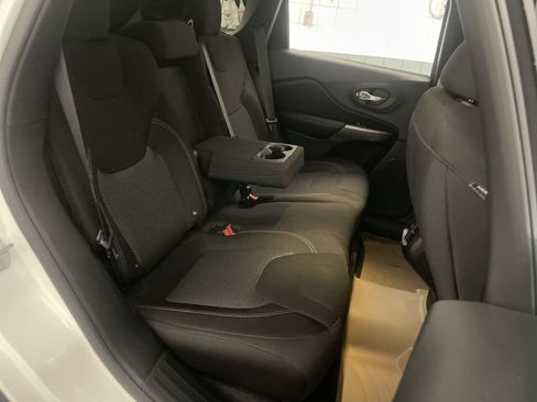 Used 2019 Jeep Cherokee Latitude w/ Popular Appearance Group AWD/4WD image 18