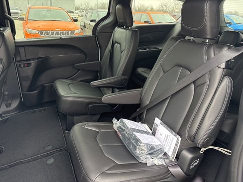 New 2026 Chrysler Pacifica Select image 23