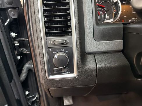 Used 2019 RAM 1500 Classic SLT w/ Luxury Group image 23