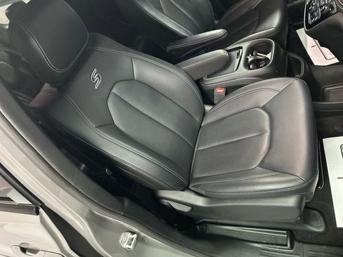 Used 2024 Chrysler Pacifica Touring-L w/ S Appearance Package image 26