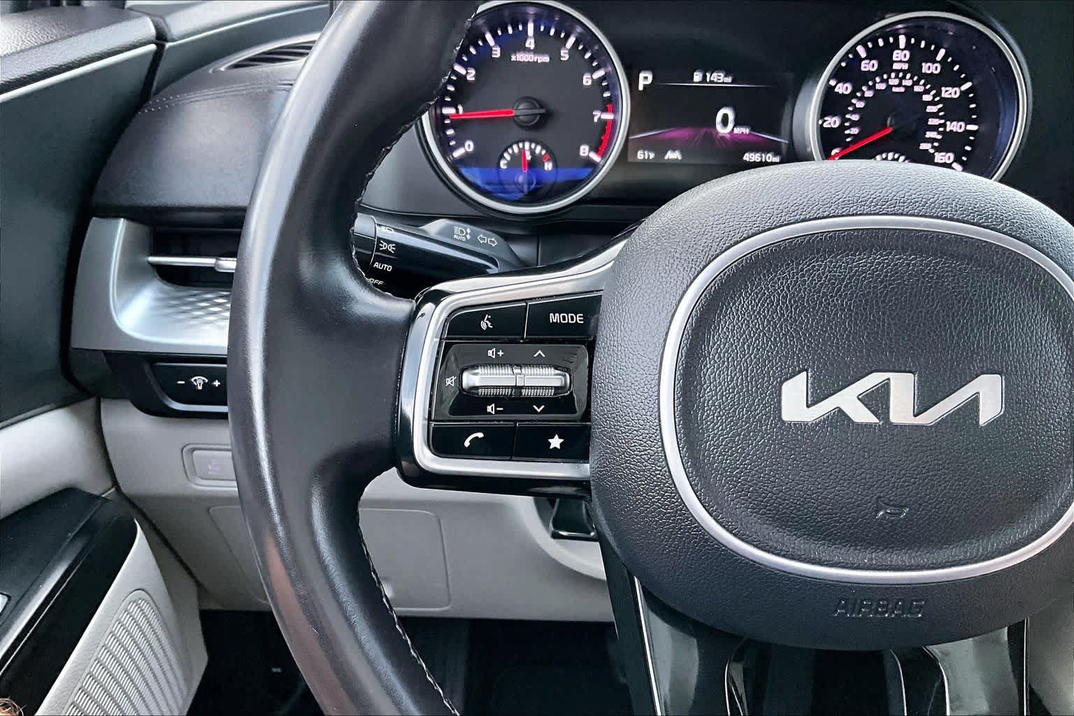 Used 2024 Kia Carnival LX FWD image 23