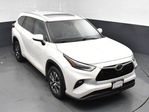 Used 2021 Toyota Highlander XLE AWD/4WD image 16