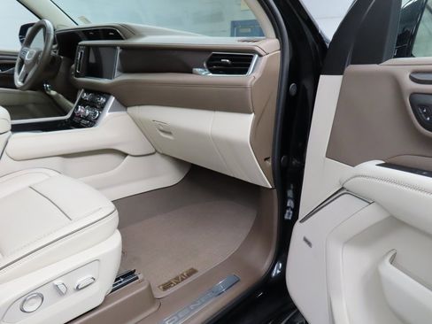 Used 2024 GMC Yukon XL Denali image 32