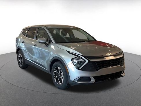 Used 2025 Kia Sportage LX image 3