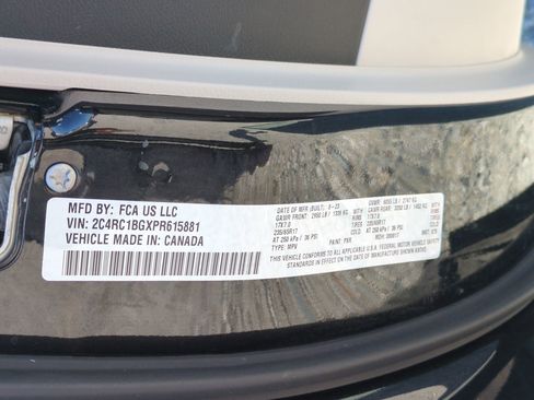 Used 2023 Chrysler Pacifica Touring-L FWD image 33