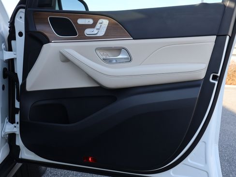 Used 2025 Mercedes-Benz GLE 450e GLE 450e4 image 29