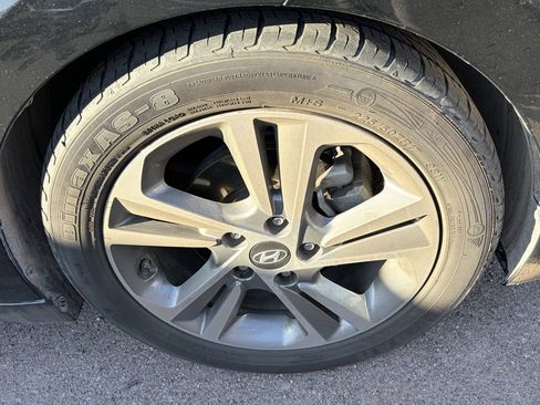 Used 2017 Hyundai Elantra Limited image 4