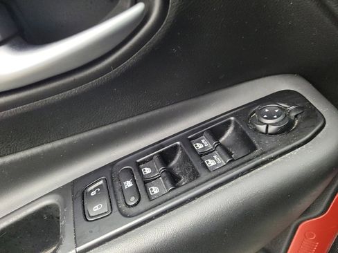 Used 2020 Jeep Renegade Trailhawk w/ Cold Weather Group AWD/4WD image 27