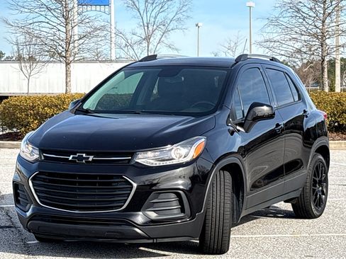 Used 2021 Chevrolet Trax LT w/ Midnight Edition image 3