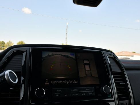 Used 2021 Nissan Titan PRO-4X w/ Pro-4x Convenience Package AWD/4WD image 15