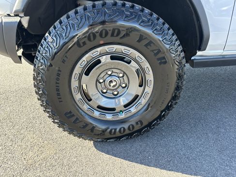 Used 2025 Ford Bronco Badlands image 12