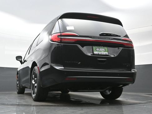 New 2027 Chrysler Pacifica Limited AWD/4WD image 17
