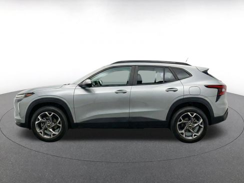 Used 2025 Chevrolet Trax LT w/ LT Convenience Package FWD image 3