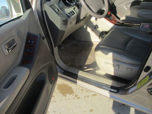 Used 2005 Toyota Highlander 4WD V6 w/ 3rd Row image 9