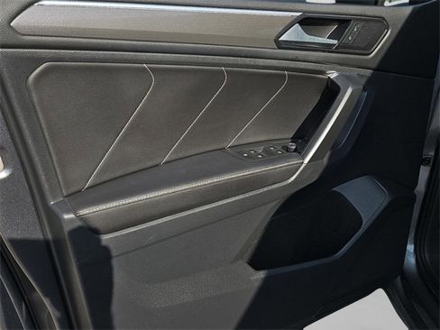 Used 2023 Volkswagen Tiguan SE R-Line image 11