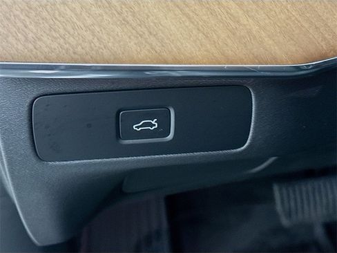 Used 2025 Volvo XC90 B6 Plus w/ Protection Package Premier image 11