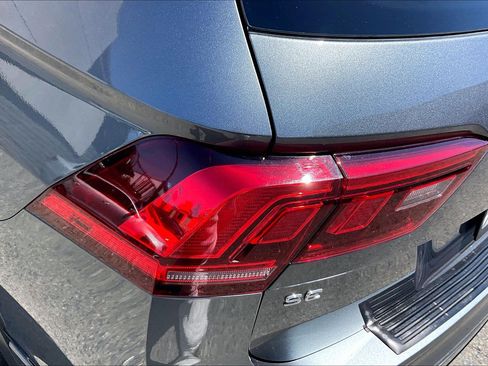 Certified 2023 Volkswagen Tiguan SE R-Line FWD image 28