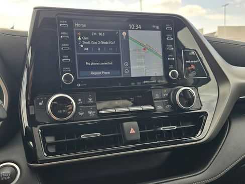 Used 2021 Toyota Highlander XLE AWD/4WD image 23