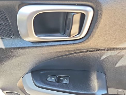 Used 2025 Hyundai Venue SEL FWD image 34