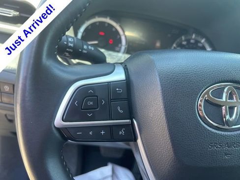 Used 2024 Toyota Highlander LE AWD/4WD image 17