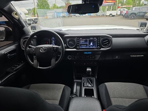 Used 2021 Toyota Tacoma TRD Off-Road w/ Technology Package AWD/4WD image 18