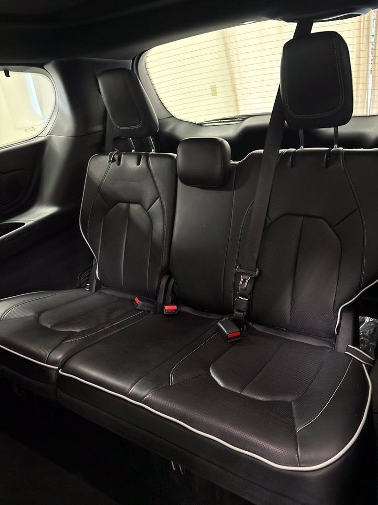 Used 2025 Chrysler Pacifica Limited FWD image 21