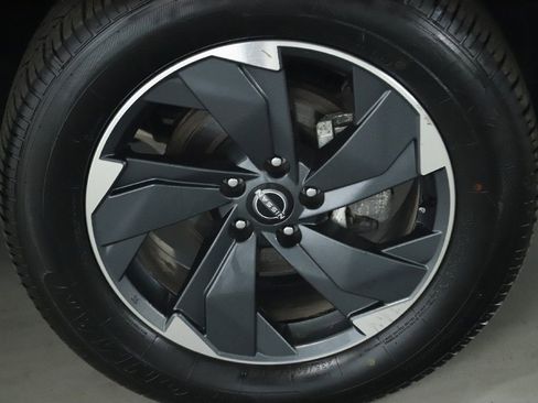 Used 2025 Nissan Rogue SV AWD/4WD image 10