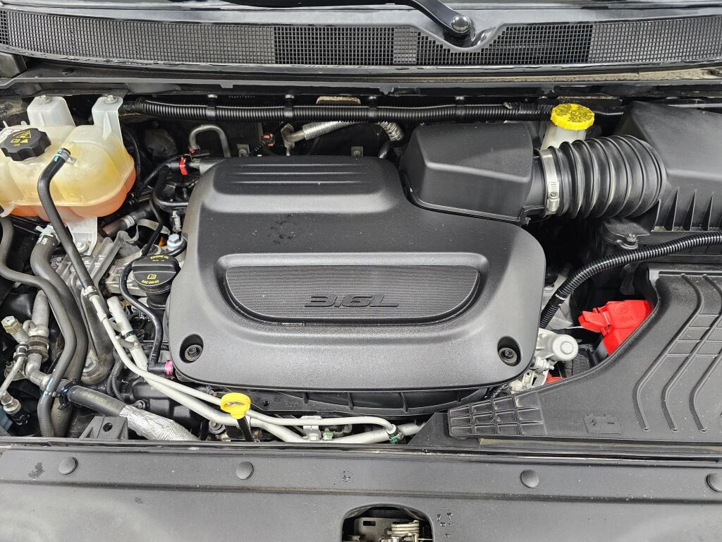 Used 2023 Chrysler Pacifica Touring FWD image 31