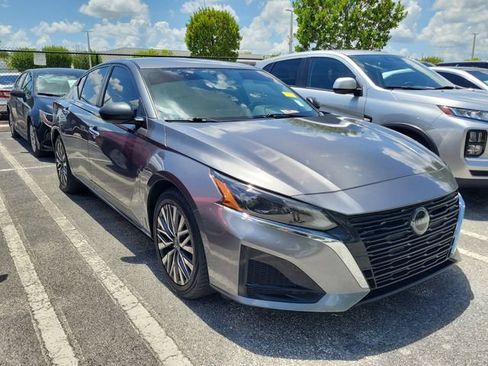 Used 2024 Nissan Altima 2.5 SV FWD image 3