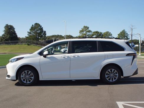 Used 2025 Toyota Sienna LE image 12