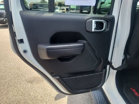Used 2020 Jeep Gladiator Sport w/ Quick Order Package 24S AWD/4WD image 12