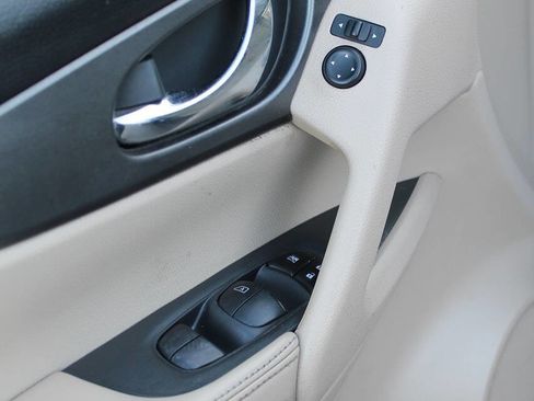 Used 2015 Nissan Rogue SV image 10