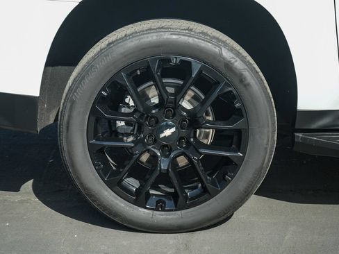 Used 2023 Chevrolet Suburban LT w/ Luxury Package RWD image 12