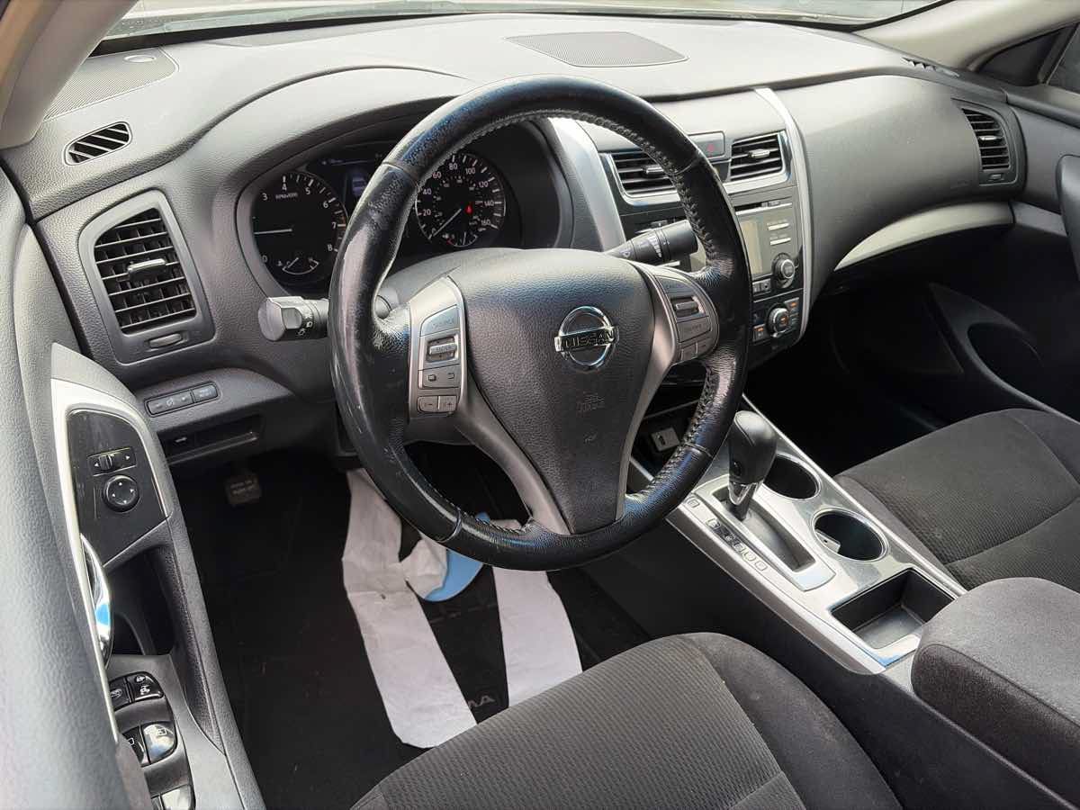 Used 2013 Nissan Altima 2.5 SV w/ 2.5SV Convenience Pkg FWD image 2