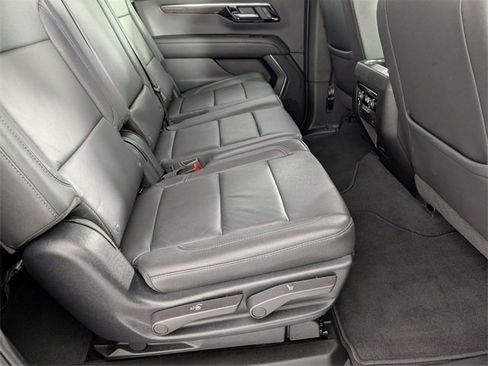 Used 2025 Chevrolet Suburban Z71 image 33